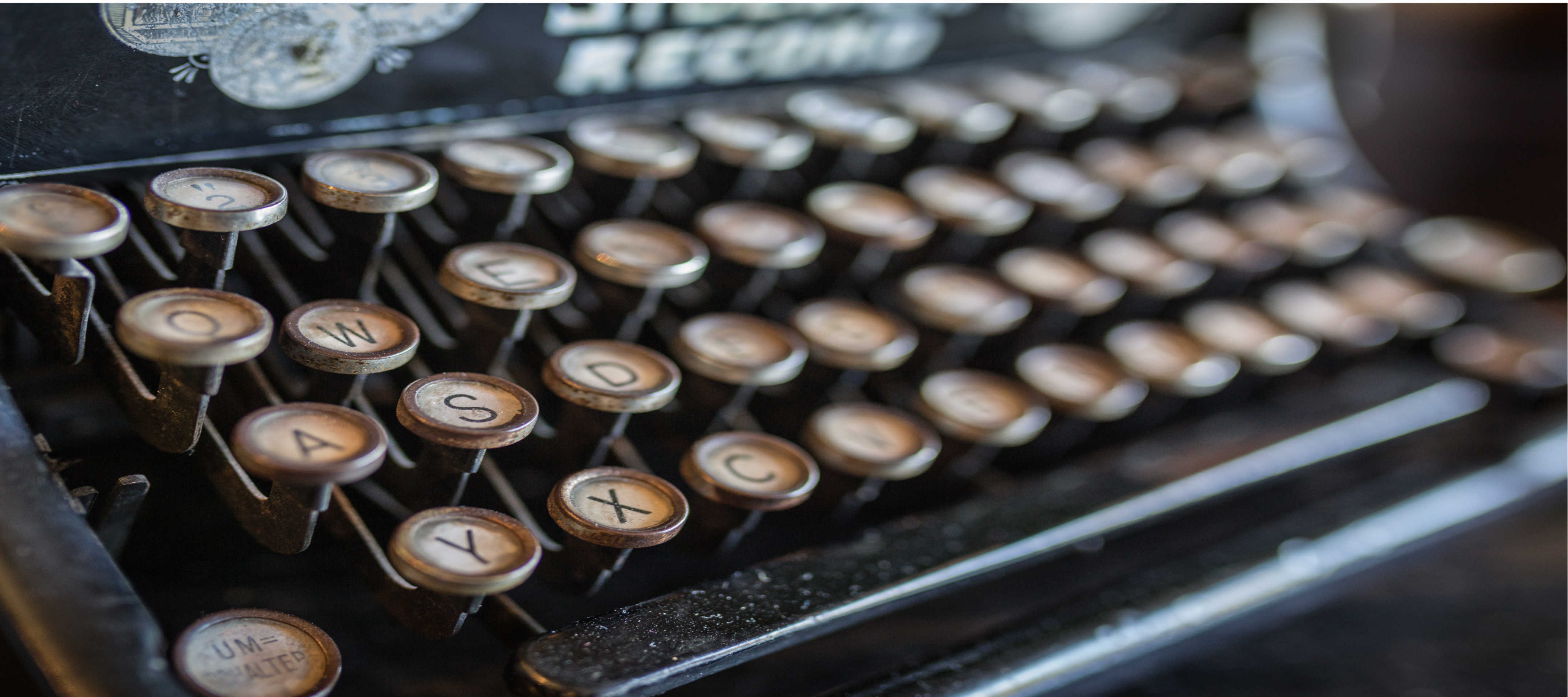 abgegriffene Tasten einer alten Schreibmaschine
